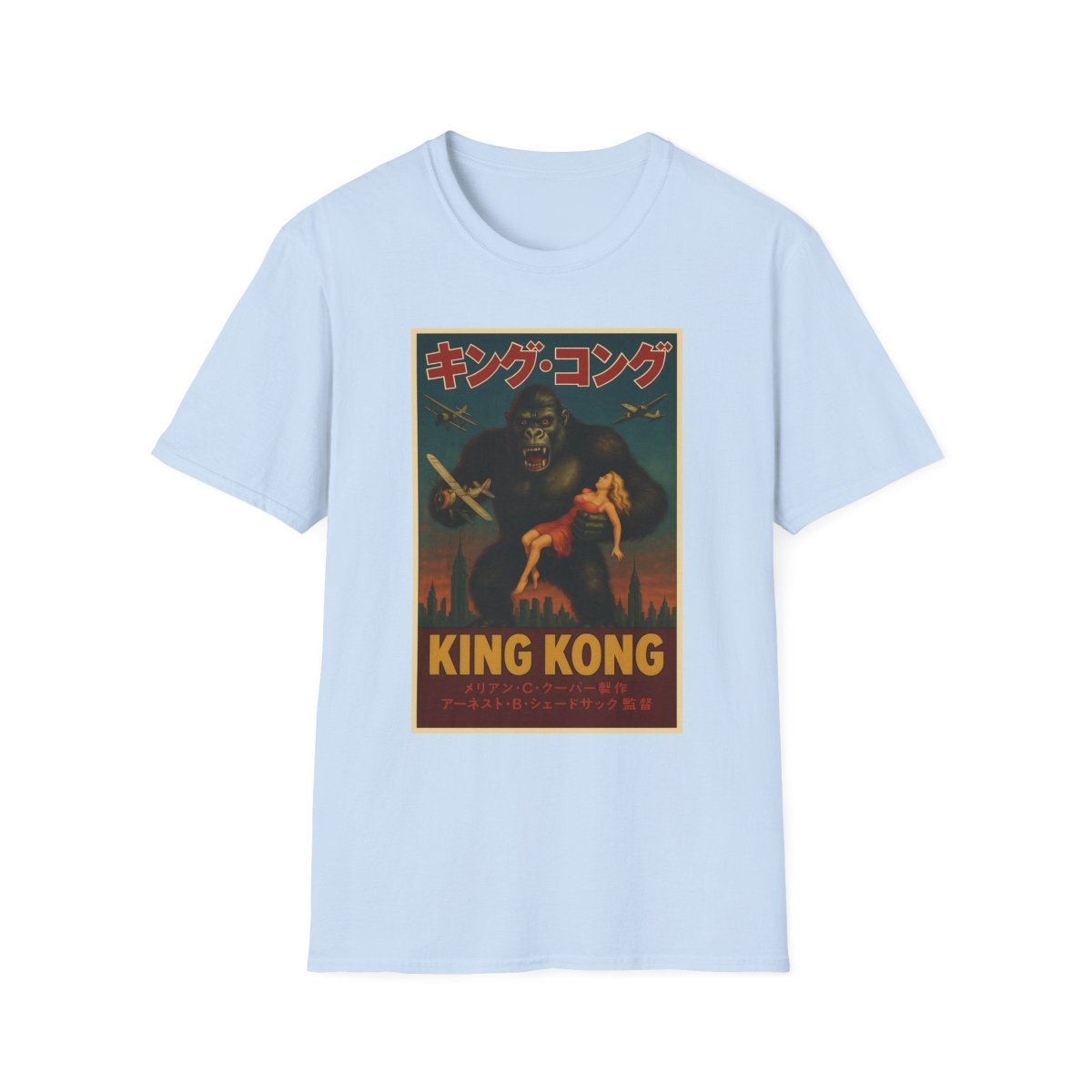 Hellblaues T-Shirt mit King-Kong-Retro-Filmplakat im Vintage-Horror-Stil mit japanischen Schriftzeichen fuer Filmfans.