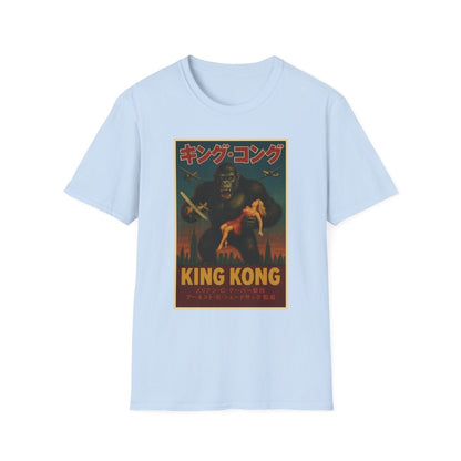 Hellblaues T-Shirt mit King-Kong-Retro-Filmplakat im Vintage-Horror-Stil mit japanischen Schriftzeichen fuer Filmfans.