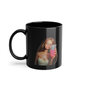 Doll Meme Barbicore Tasse Schwarz – Lustiges Meme Motiv Kaffeetasse für Fans, Geschenkidee Frauen, Party & Büro