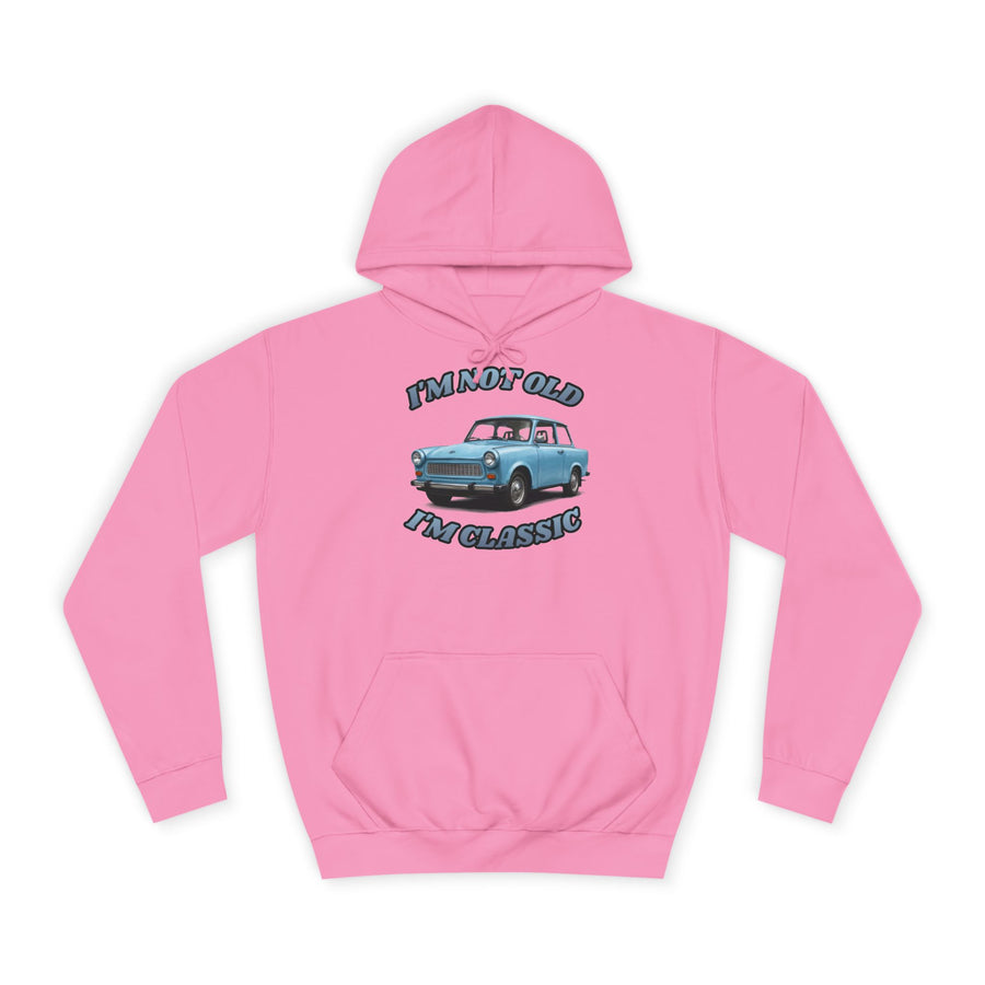 Hoodie mit Trabant-Motiv – „I'm Not Old I'm Classic“ – Candyfloss Pink – Vorderseite