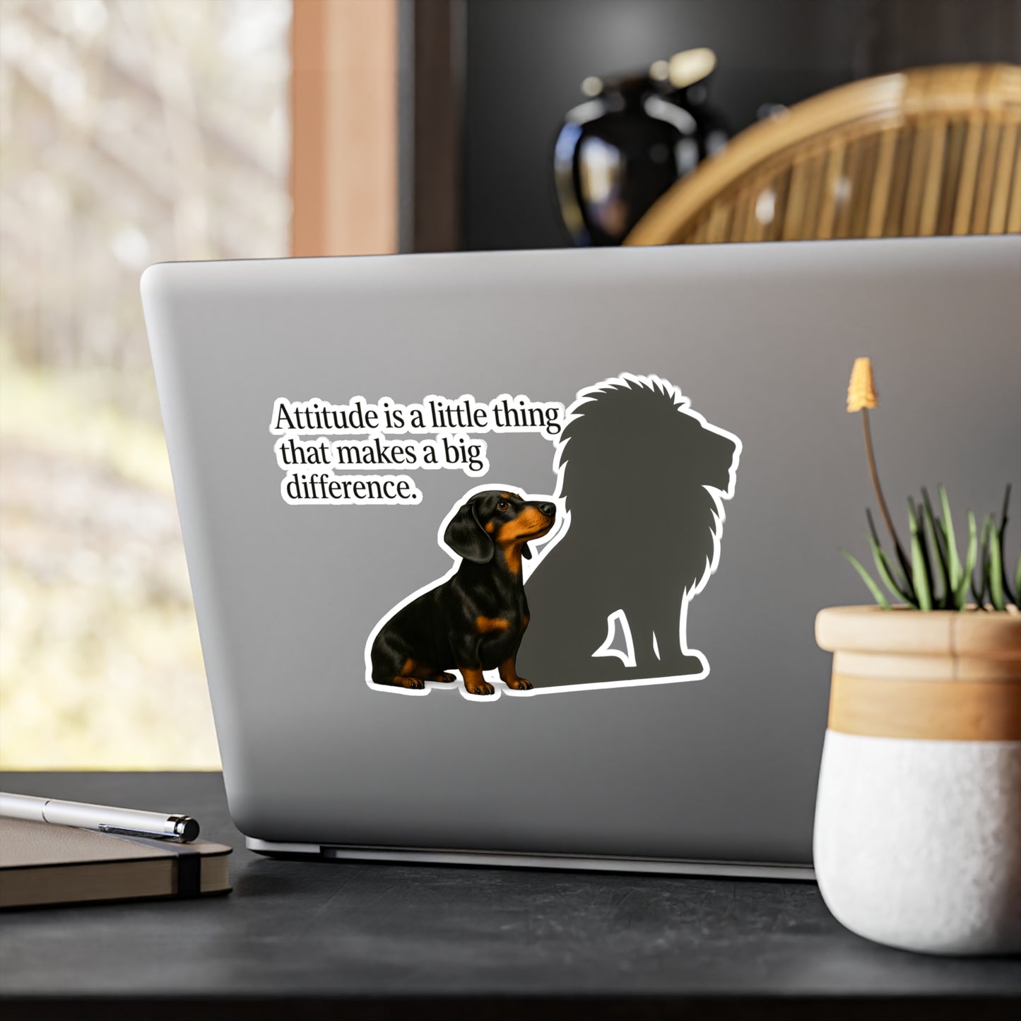 Dackel mit Löwen-Schatten Sticker – Attitude is a little thing – Motivations-Aufkleber für Hundeliebhaber