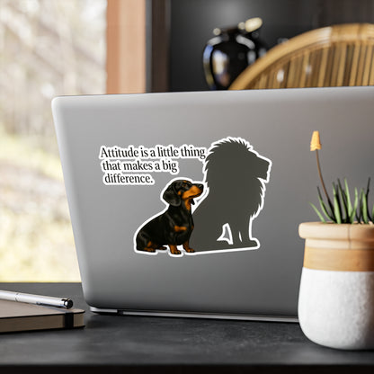 Dackel mit Löwen-Schatten Sticker – Attitude is a little thing – Motivations-Aufkleber für Hundeliebhaber