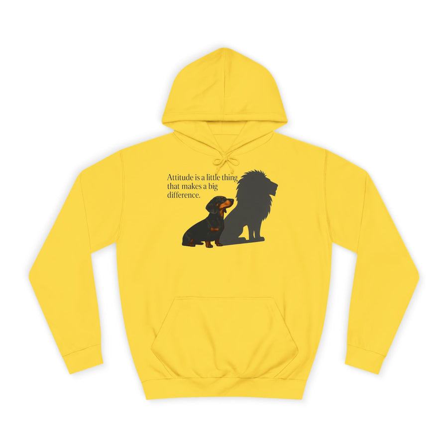 Sweat à capuche teckel humoristique – « Attitude is a little thing… » teckel avec ombre de lion