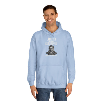 Ernest Hemingway Hoodie - I Drink To Make Other People More Interesting - Lustiges Zitat Geschenk für Literatur- & Whisky-Fans