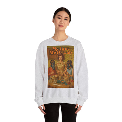 Sweatshirt – „My First Meth Lab“ Sweatshirt – Schwarzer Humor im Retro-Stil | True Insights Design mit Humor