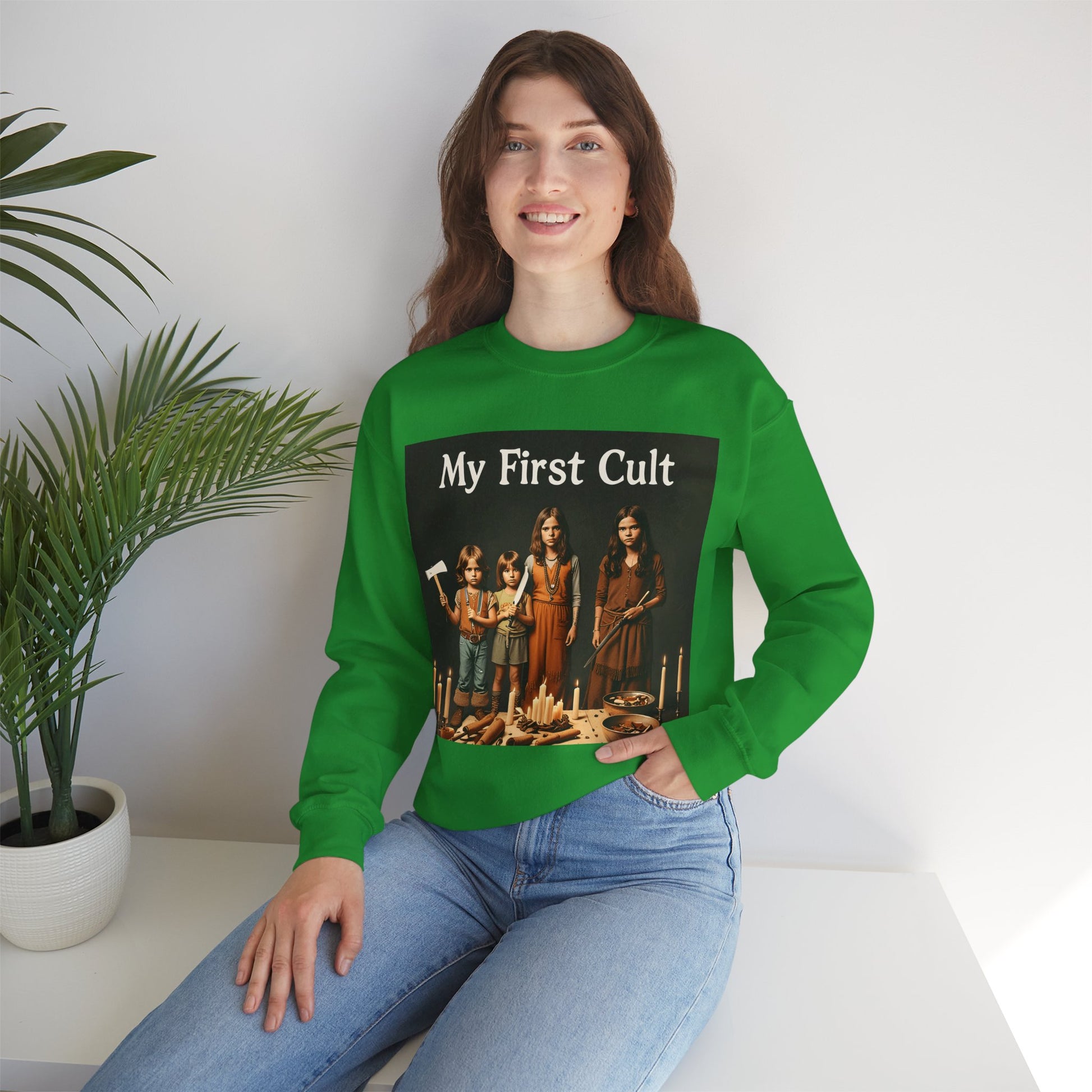 Sweatshirt – Kultig gruselig: „My First Cult“-Sweatshirt – Dark Humor für Fortgeschrittene | True Insights Design mit Humor
