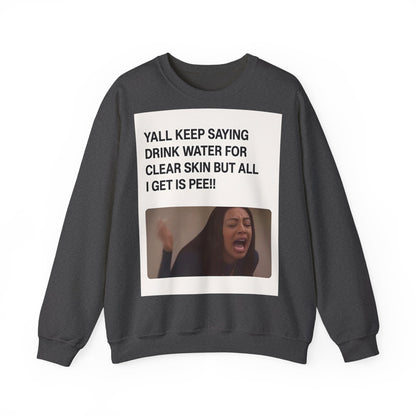 Sweatshirt – Sarkastisches Meme-Sweatshirt – „Drink Water for Skin… all I get is Pee!“ | True Insights Design mit Humor