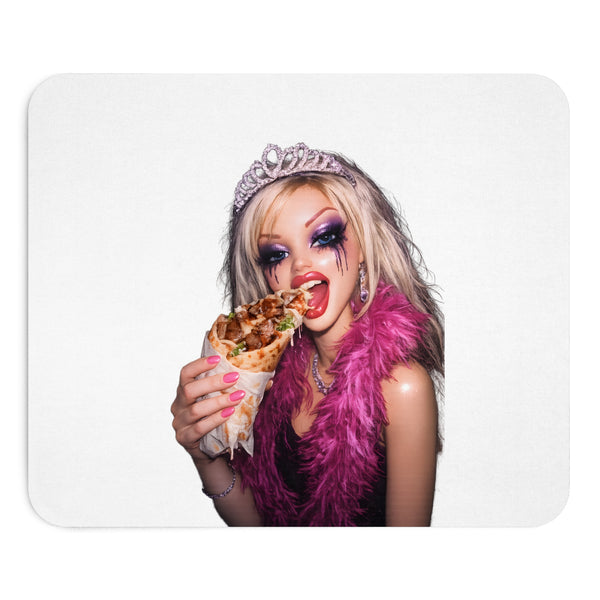 T-shirt Edgy Barbie Doll Döner Girl — Diva Glam avec tiare & boa, look fun et déjanté pour soirées & streetwear