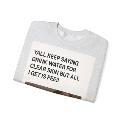 Sweatshirt – Sarkastisches Meme-Sweatshirt – „Drink Water for Skin… all I get is Pee!“ | True Insights Design mit Humor
