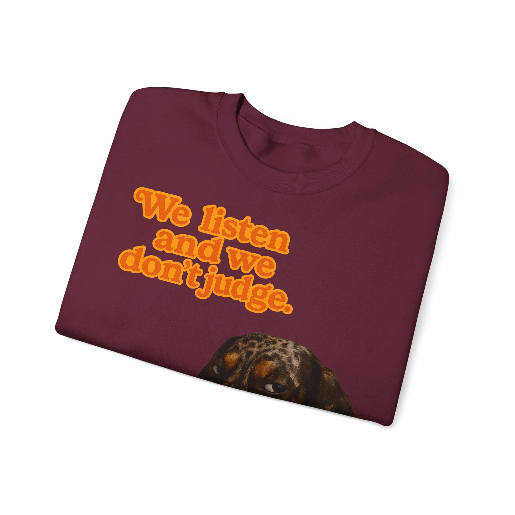 Dackel-Sweatshirt mit Retro-Print & dem Spruch „We listen and we don’t judge.“ Für Hundefans mit Humor – bequem, warm & voller Charakter.