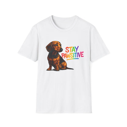 Weißes T-Shirt mit braunem Dackel und Schriftzug Stay-Pawsitive in Regenbogenfarben im Pop-Art-Stil für Hundefreunde.