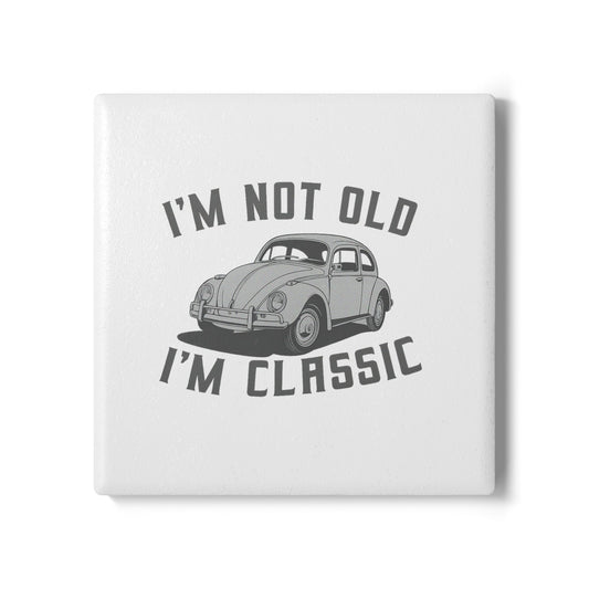 VW Käfer Untersetzer – „I’m Not Old, I’m Classic“ – Lustiger Keramik Coaster mit Kult-Käfer & Korkrückseite