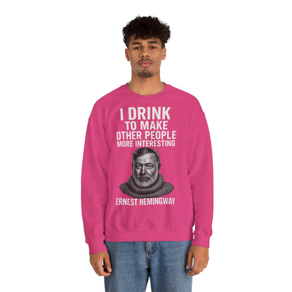 Hemingway Zitat Sweatshirt – "I Drink to Make Other People More Interesting" | Literaten & Genießer Pullover-Sweatshirt-True Insights