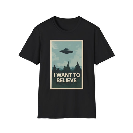 Schwarzes T-Shirt mit Vintage-Poster-Motiv I-Want-To-Believe und UFO ueber Waldlandschaft im Retro-Plakat-Stil fuer UFO-Enthusiasten.