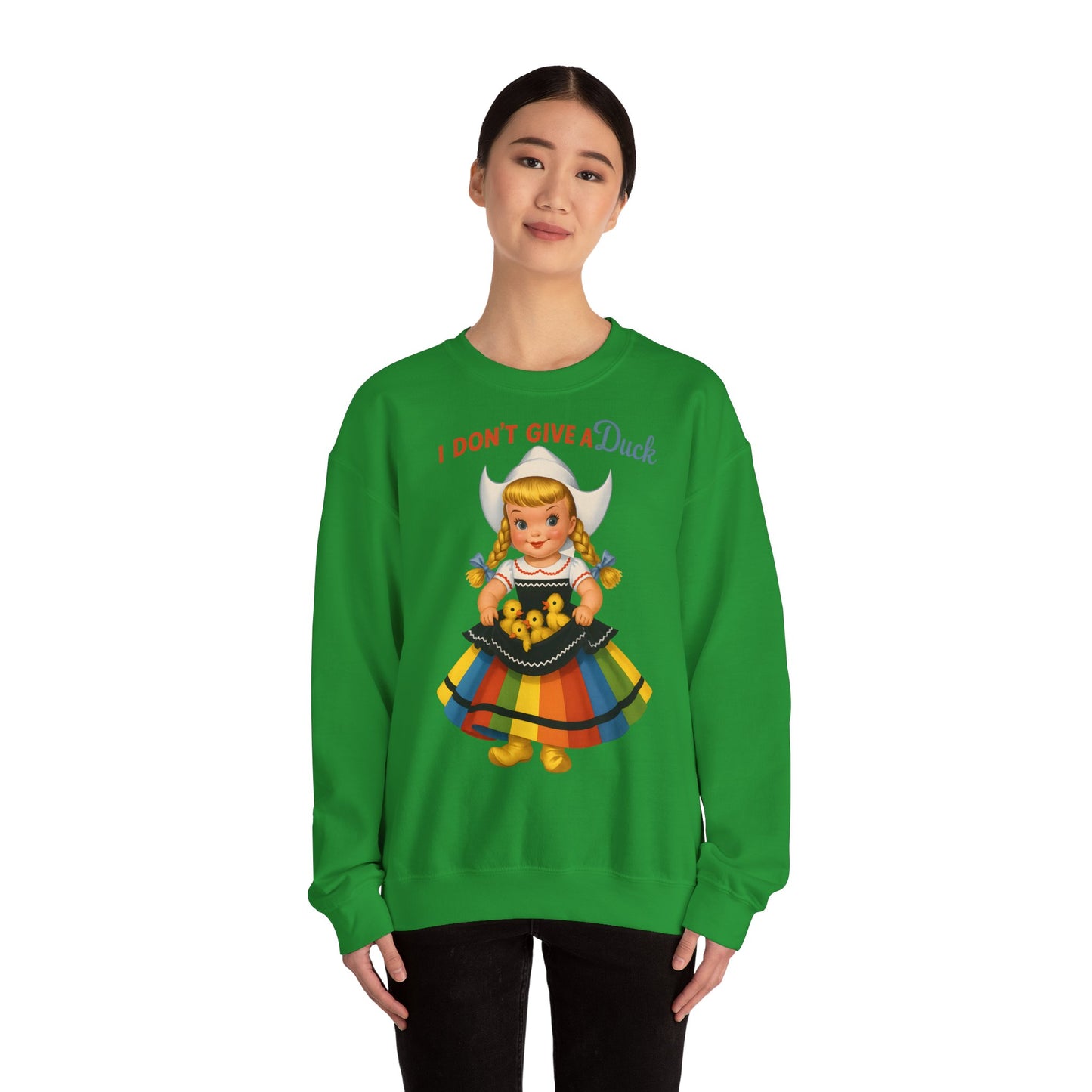 Sweatshirt – I Don't Give a Duck | Nostalgisches Vintage-Mädchen mit Küken – Humorvoll & Originell | True Insights Design mit Humor
