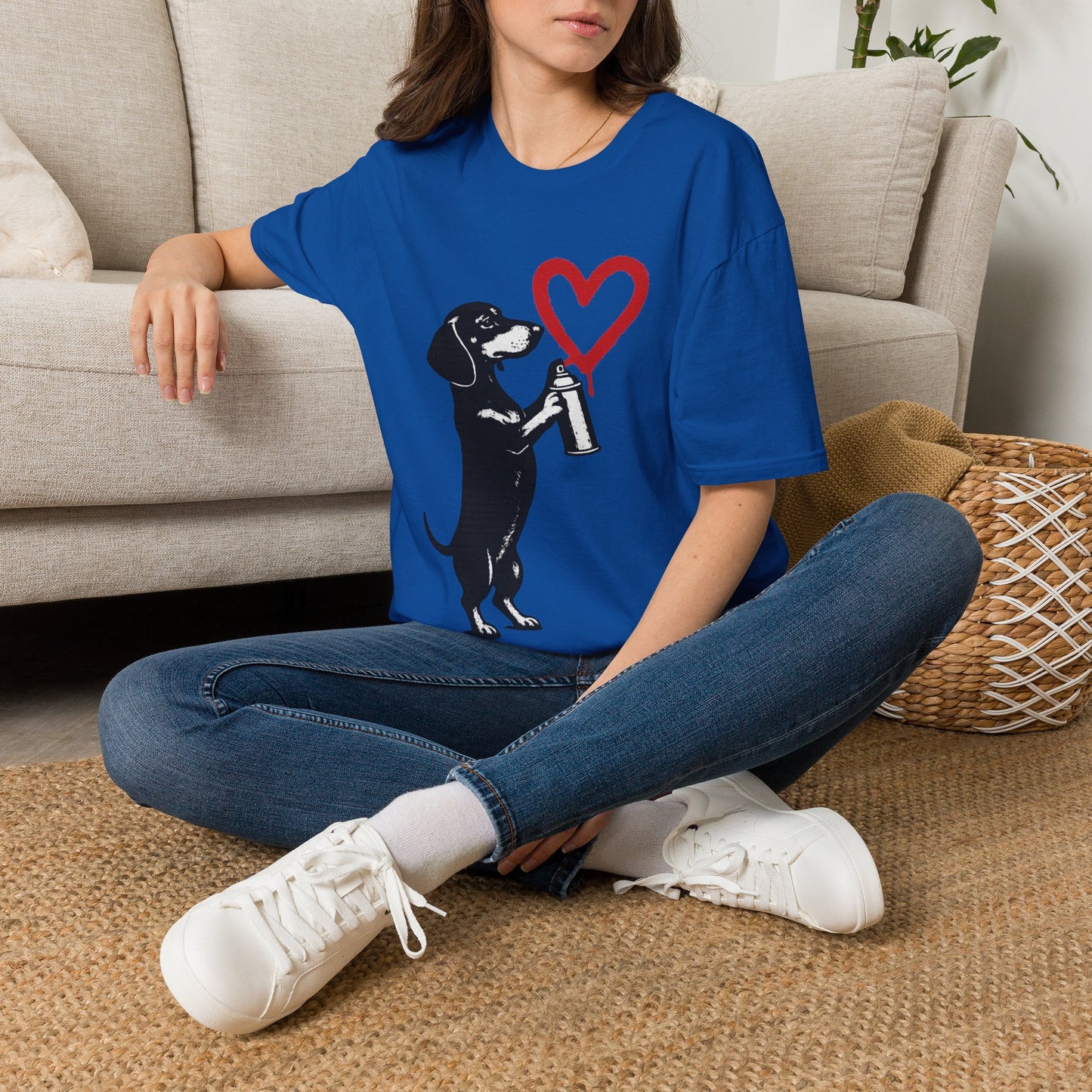 Dackel mit Sprühdose Herz T-Shirt Unisex – Street Art Graffiti Hund Motiv, perfektes Geschenk für Dackelliebhaber & Valentinstag