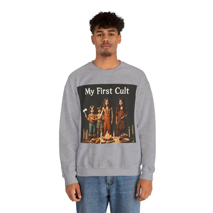 Sweatshirt – Kultig gruselig: „My First Cult“-Sweatshirt – Dark Humor für Fortgeschrittene | True Insights Design mit Humor