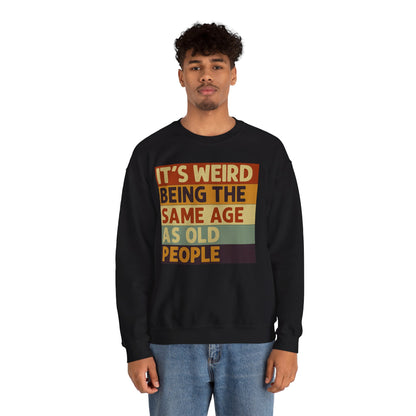 „It’s weird being the same age as old people“ – Vintage Sweatshirt mit Alterswitz – Freches Satire-Design für mutige Statements | True Insights