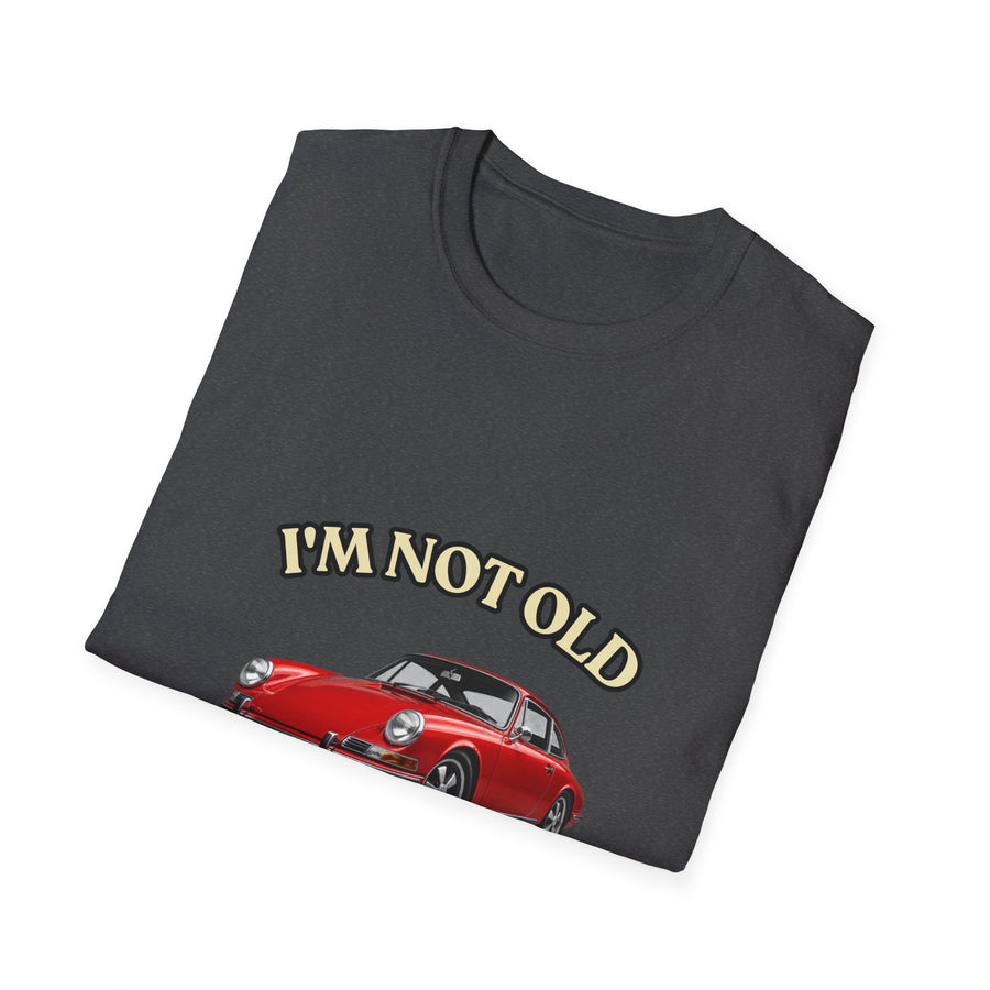 True Insights T-Shirt Baujahr 1986 roter Klassiker Sportwagen im Alltag getragen