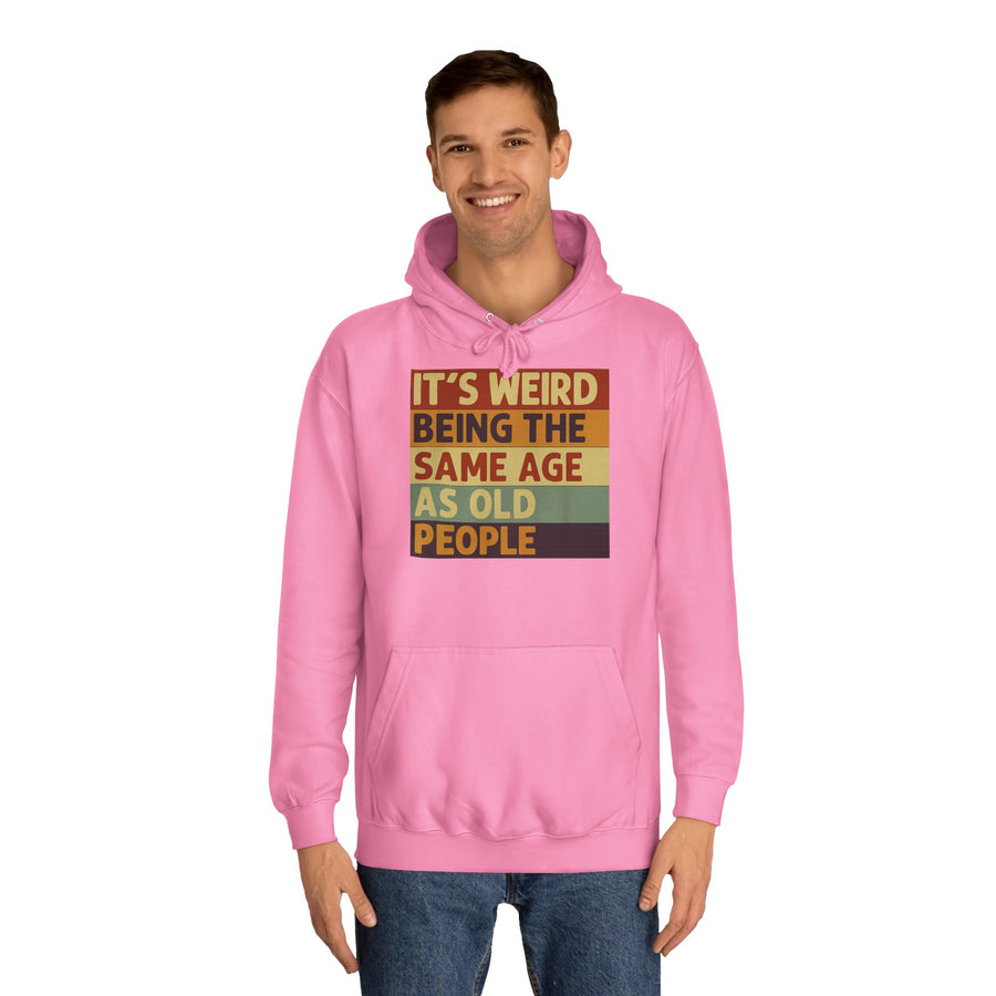 „It's weird being the same age as old people“ Hoodie – Satirisches Retro-Motiv