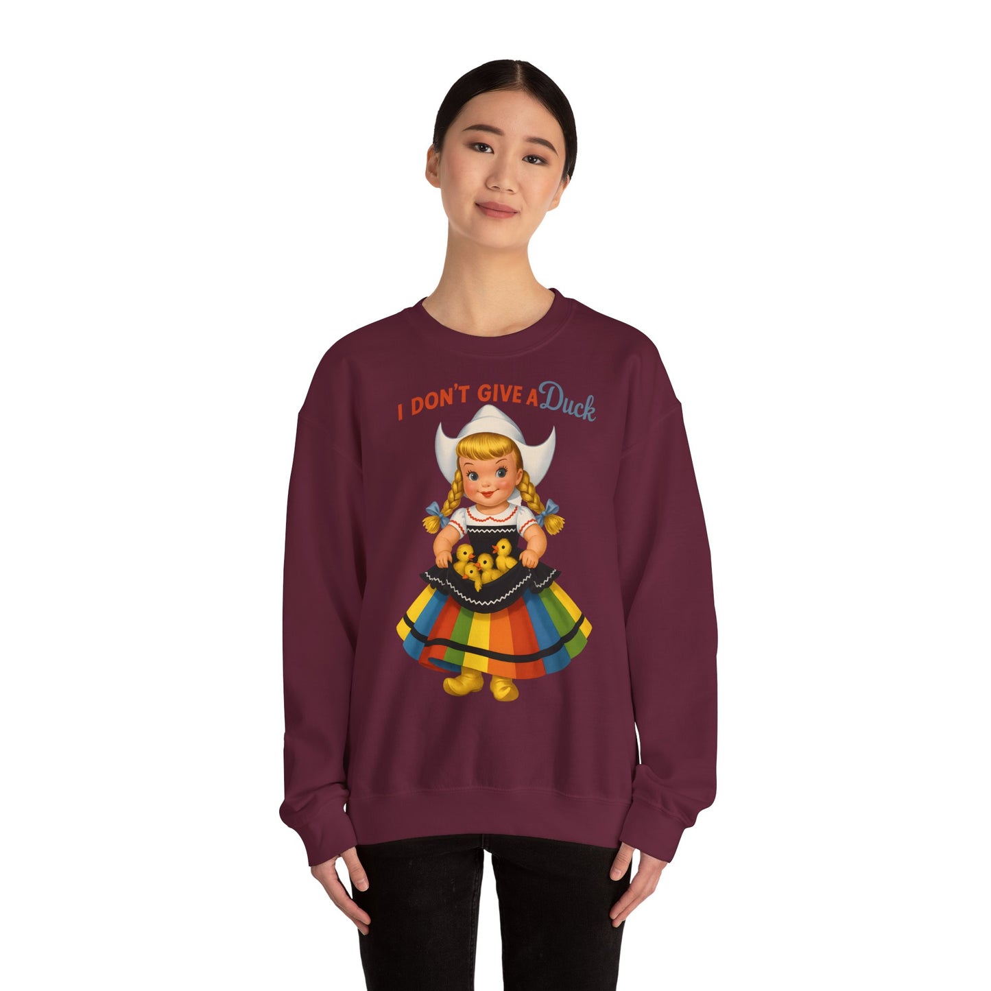 Sweatshirt – I Don't Give a Duck | Nostalgisches Vintage-Mädchen mit Küken – Humorvoll & Originell | True Insights Design mit Humor