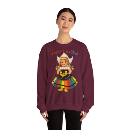Sweatshirt – I Don't Give a Duck | Nostalgisches Vintage-Mädchen mit Küken – Humorvoll & Originell | True Insights Design mit Humor