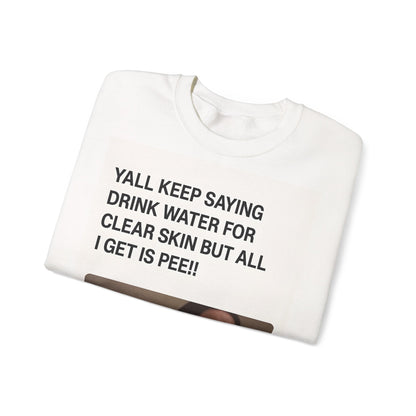 Sweatshirt – Sarkastisches Meme-Sweatshirt – „Drink Water for Skin… all I get is Pee!“ | True Insights Design mit Humor