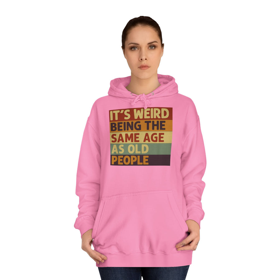 „It's weird being the same age as old people“ Hoodie – Satirisches Retro-Motiv