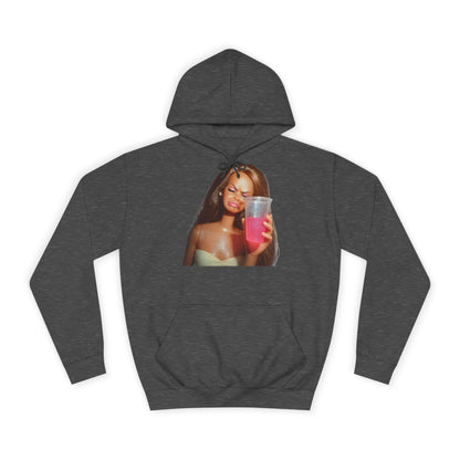 Doll Meme Barbicore Hoodie – Funny Sad Doll mit Pink Drink Kapuzenpullover für Meme-Fans & Pop-Culture-Liebhaber