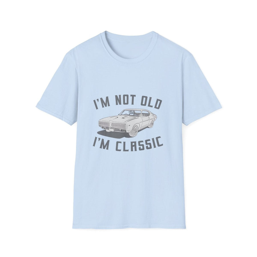 Hellblaues T-Shirt mit Vintage-Design eines klassischen Muscle Cars und dem Text I'm Not Old I'm Classic von True Insights.