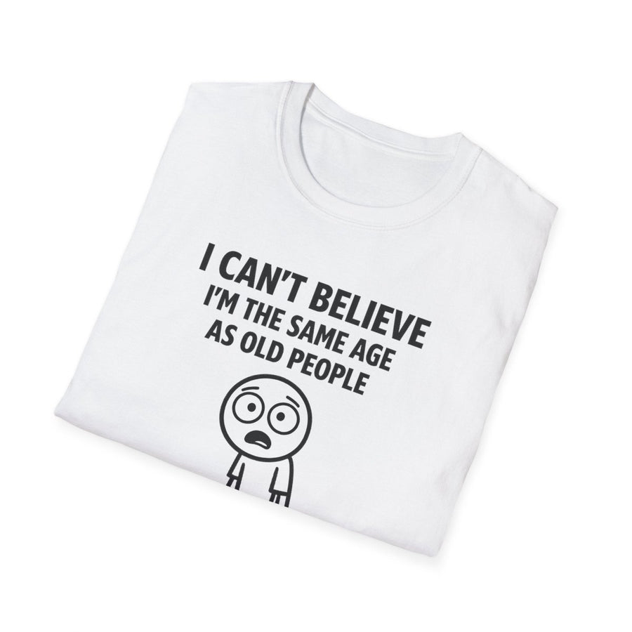 Weißes T-Shirt mit Schriftzug I-Can't-Believe-I'm-the-Same-Age-as-Old-People und Comic-Stick-Figure im Meme-Stil fuer alle Altersgruppen.