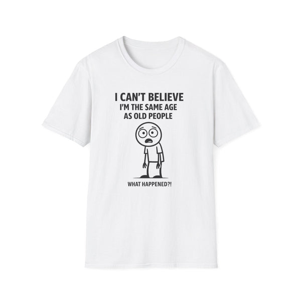 Weißes T-Shirt mit Schriftzug Ich-kann-nicht-glauben-ich-bin-gleich-alt-wie-alte-menschen im Comic-Stil mit überraschtem Strichmännchen für Erwachsene.