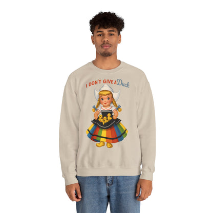 Sweatshirt – I Don't Give a Duck | Nostalgisches Vintage-Mädchen mit Küken – Humorvoll & Originell | True Insights Design mit Humor