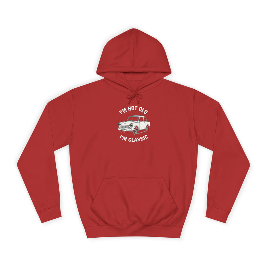 Hoodie mit Trabant-Linienzeichnung-Motiv – „I'm Not Old I'm Classic“ – Fire Red – Vorderseite
