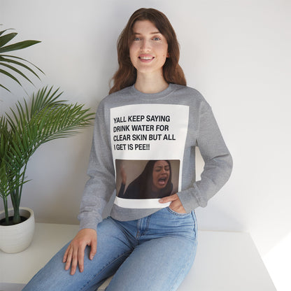 Sweatshirt – Sarkastisches Meme-Sweatshirt – „Drink Water for Skin… all I get is Pee!“ | True Insights Design mit Humor