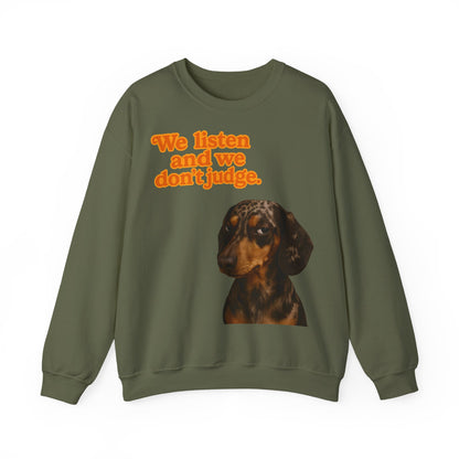 Dackel-Sweatshirt mit Retro-Print & dem Spruch „We listen and we don’t judge.“ Für Hundefans mit Humor – bequem, warm & voller Charakter. – Lustiges Sweatshirt | True Insights – Bild 1