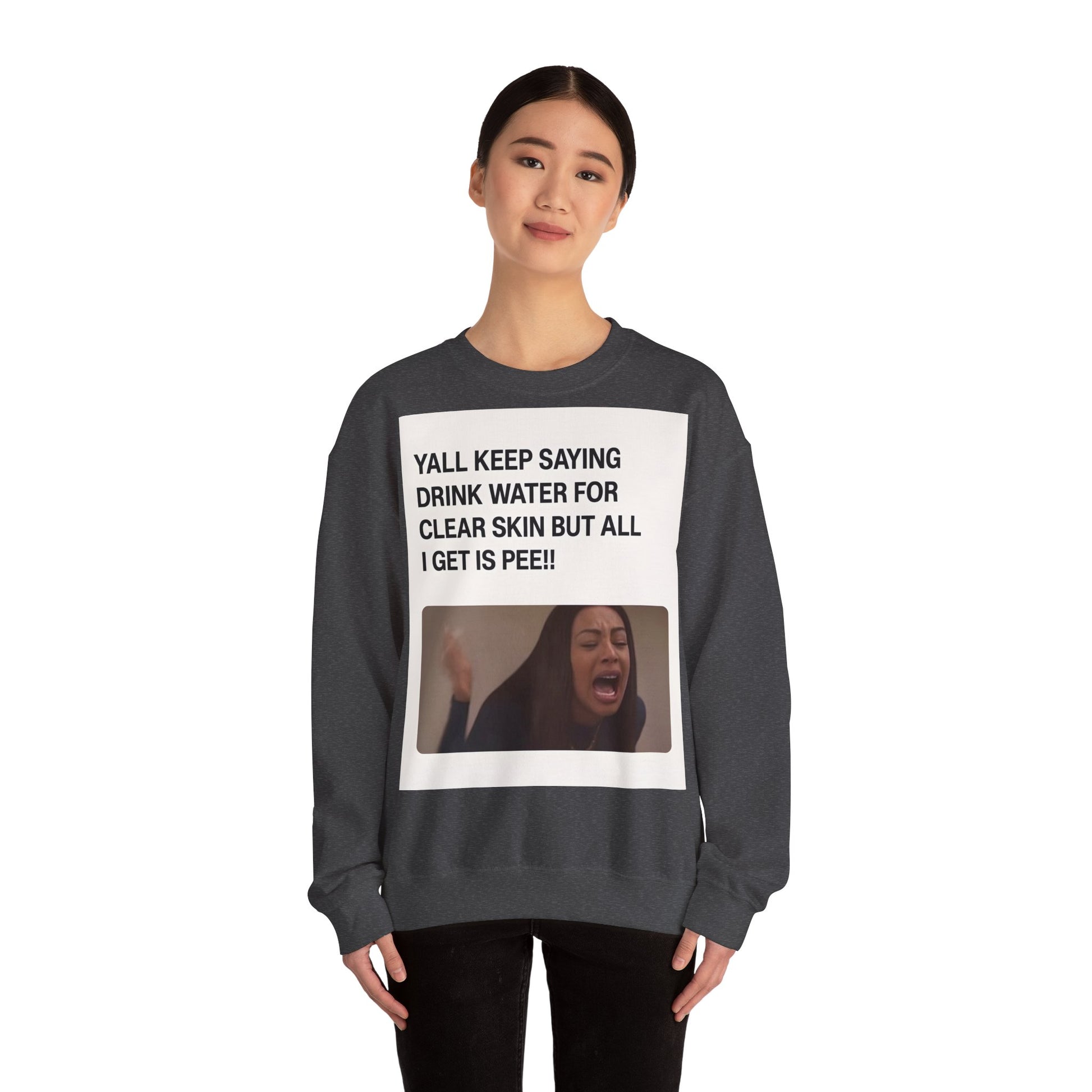 Sweatshirt – Sarkastisches Meme-Sweatshirt – „Drink Water for Skin… all I get is Pee!“ | True Insights Design mit Humor