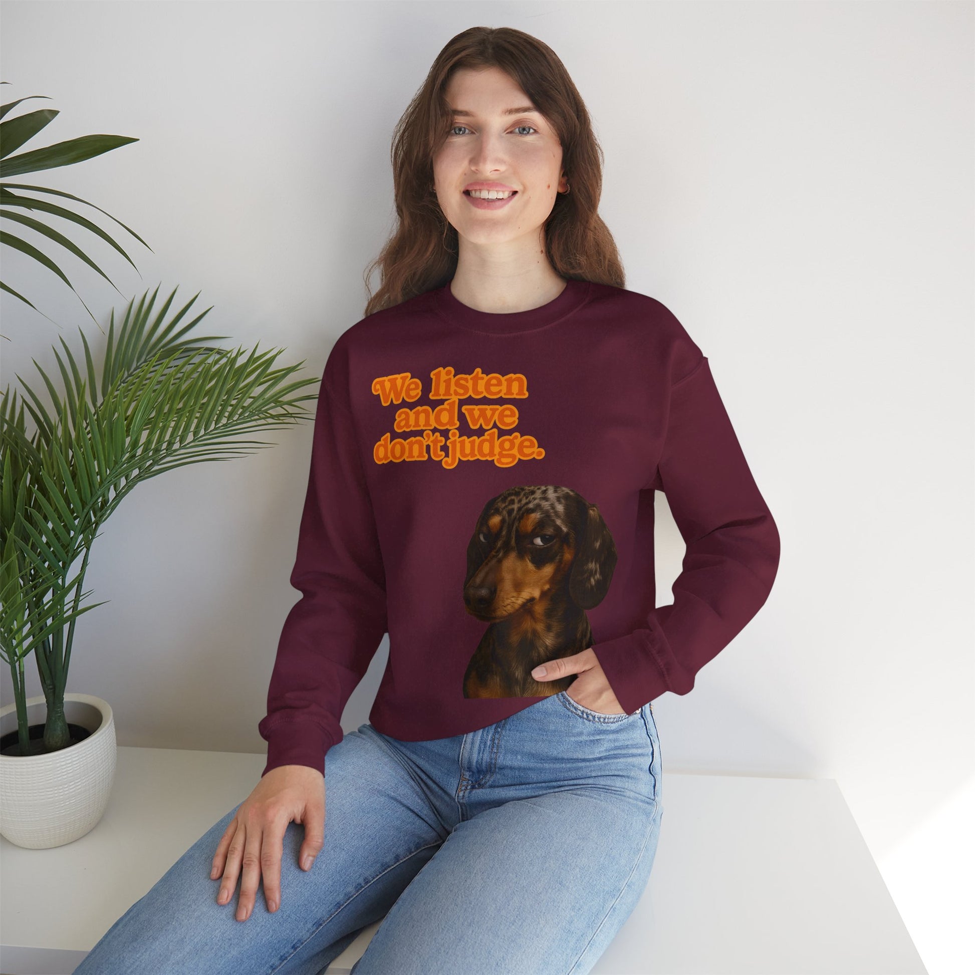 Dackel-Sweatshirt mit Retro-Print & dem Spruch „We listen and we don’t judge.“ Für Hundefans mit Humor – bequem, warm & voller Charakter.