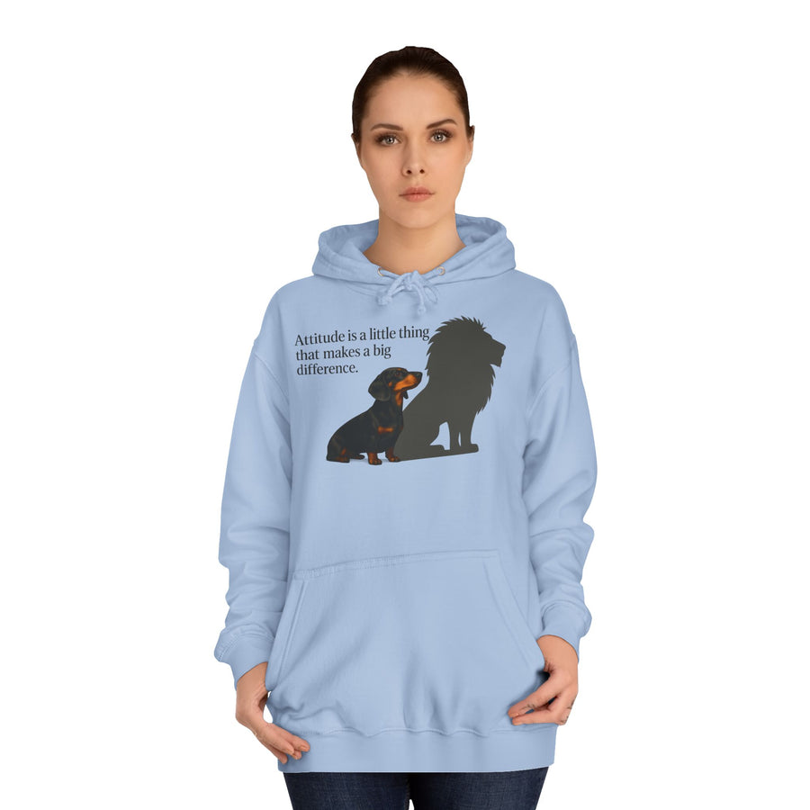 Sweat à capuche teckel humoristique – « Attitude is a little thing… » teckel avec ombre de lion