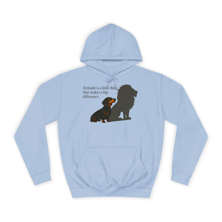 Sweat à capuche teckel humoristique – « Attitude is a little thing… » teckel avec ombre de lion