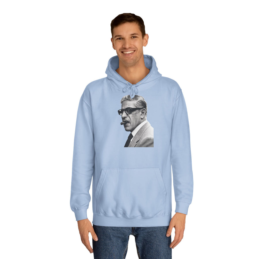 Hellblauer Kapuzenpullover mit schwarz-weißem Porträt eines Mannes mit Brille und Zigarre, getragen.