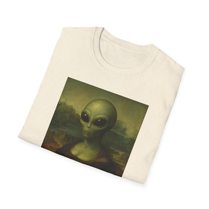 Cremefarbenes T-Shirt mit Mona-Lisa-Alien-Parodie im Renaissance-Pop-Art-Stil fuer Kunstliebhaber und Science-Fiction-Fans.