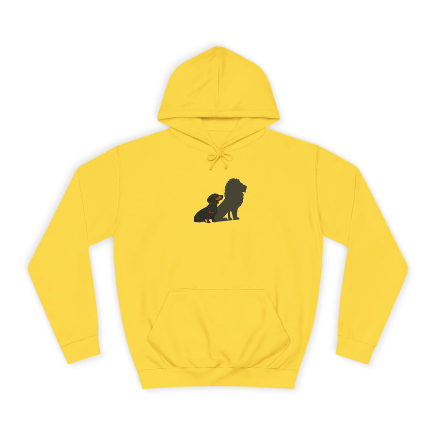 Dackel Hoodie „Dackel mit Löwen-Schatten“ – Das stille Motiv für mutige Dackel – Sun Yellow – Vorderseite