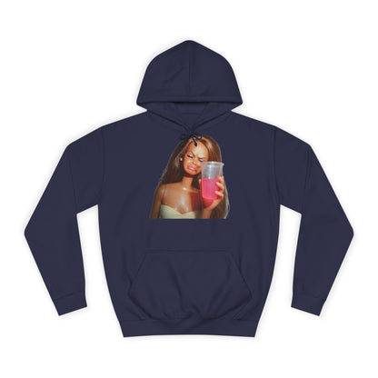 Doll Meme Barbicore Hoodie – Funny Sad Doll mit Pink Drink Kapuzenpullover für Meme-Fans & Pop-Culture-Liebhaber