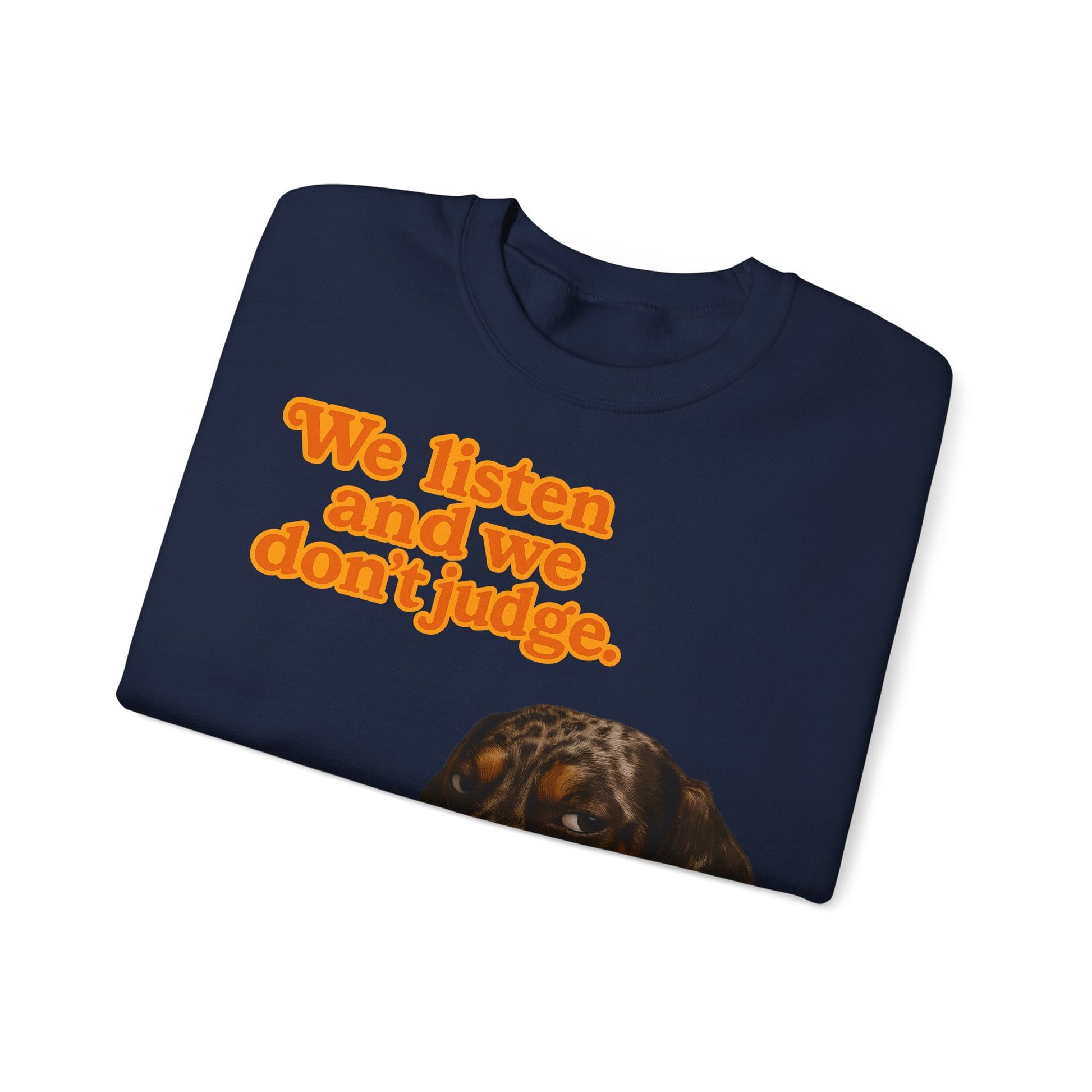 Dackel-Sweatshirt mit Retro-Print & dem Spruch „We listen and we don’t judge.“ Für Hundefans mit Humor – bequem, warm & voller Charakter.