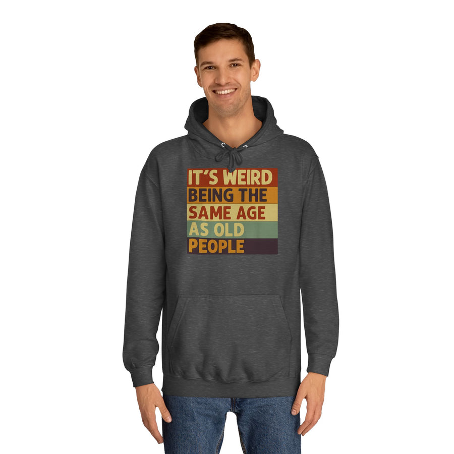 „It's weird being the same age as old people“ Hoodie – Satirisches Retro-Motiv