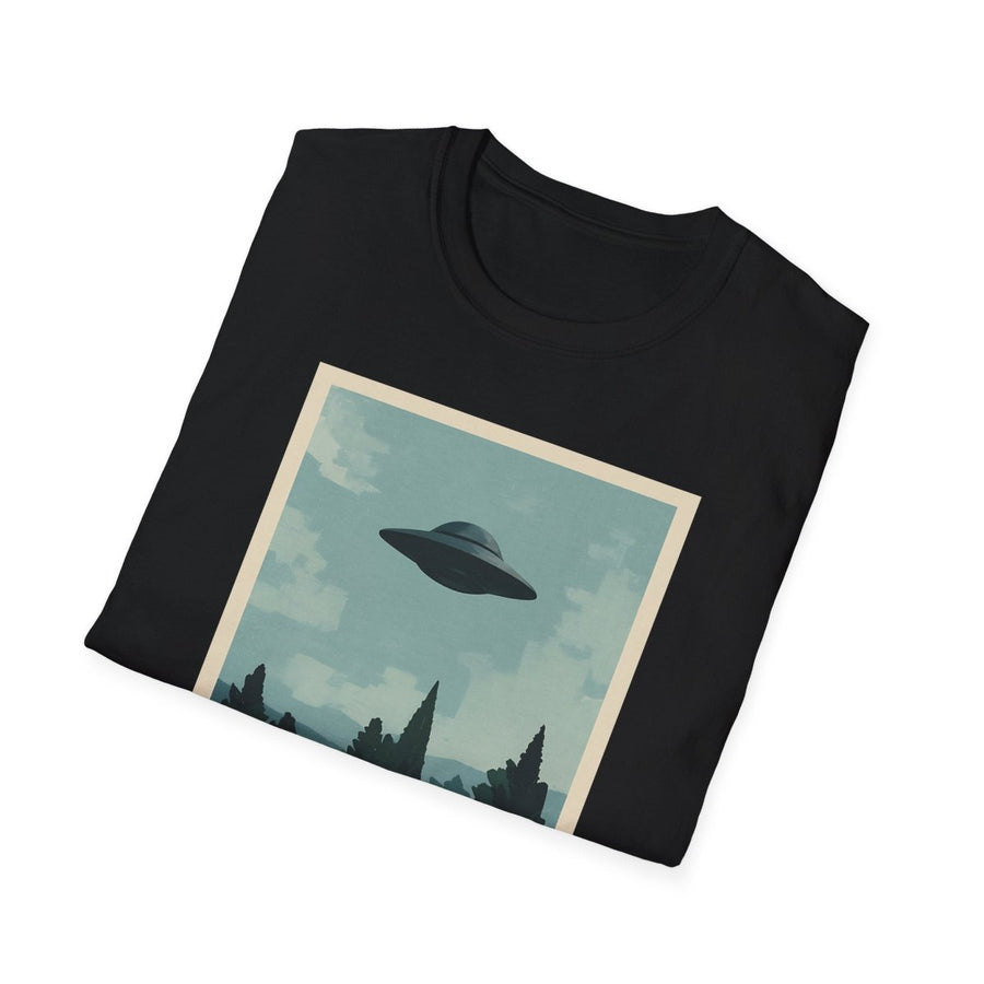 Schwarzes T-Shirt mit Vintage-UFO-Motiv und Schriftzug I-Want-To-Believe im Retro-Poster-Stil für Science-Fiction-Fans.