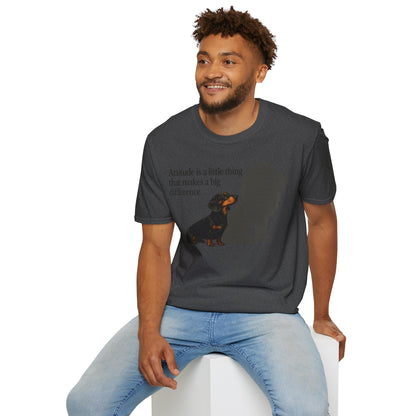 Dackel Shirt mit Spruch – „Attitude is a little thing…“ | Inspirierendes Motiv mit Löwen-Schatten – Lustiges T-Shirt | True Insights – Bild 30
