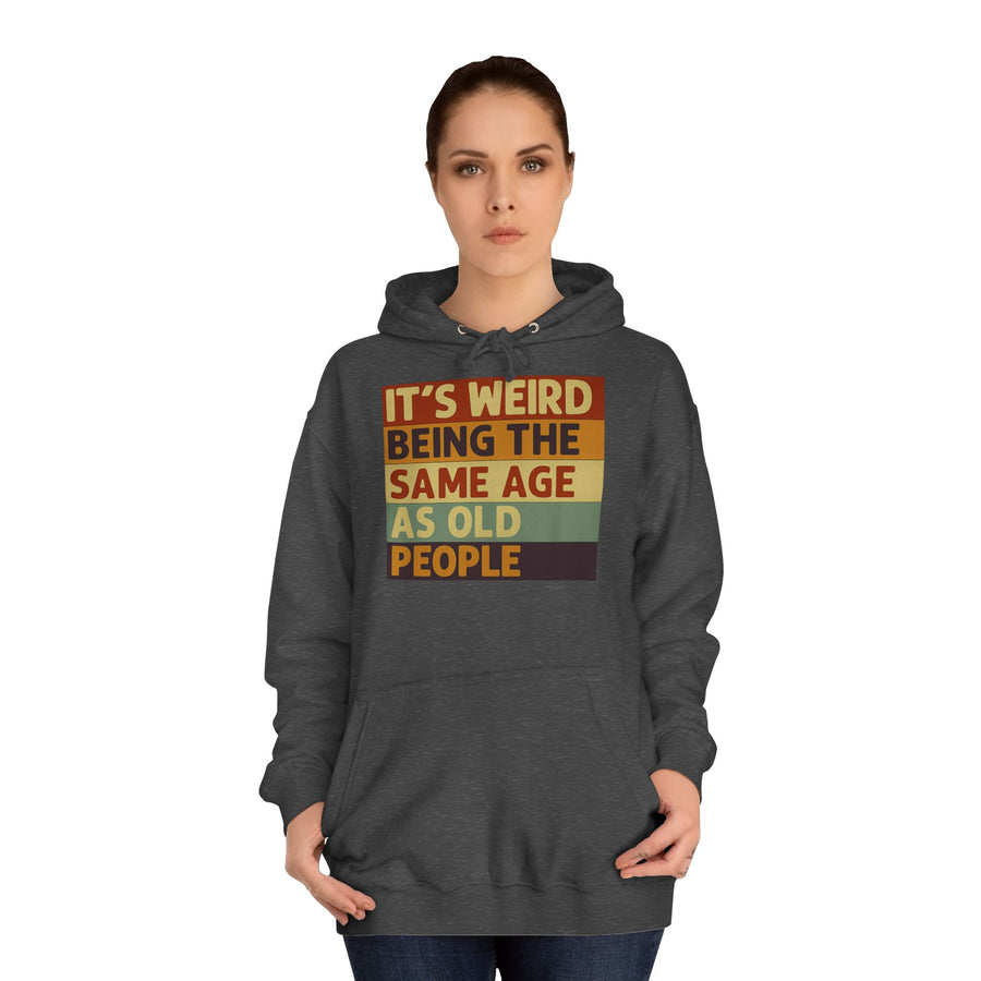 „It's weird being the same age as old people“ Hoodie – Satirisches Retro-Motiv