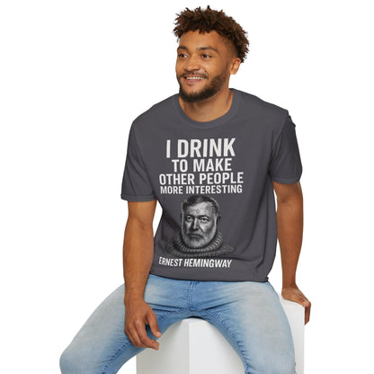 „I drink to make other people more interesting.“ no Background – Ernest Hemingway – Freches Satire-Design für mutige Statements | True Insights